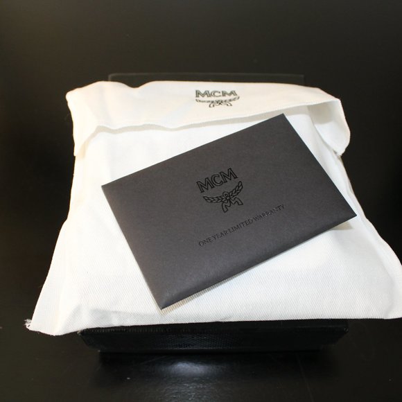 🔥MCM Women's White Black Contrast Logo Small Leather Zip Wallet NWT & Box - Picture 9 of 16